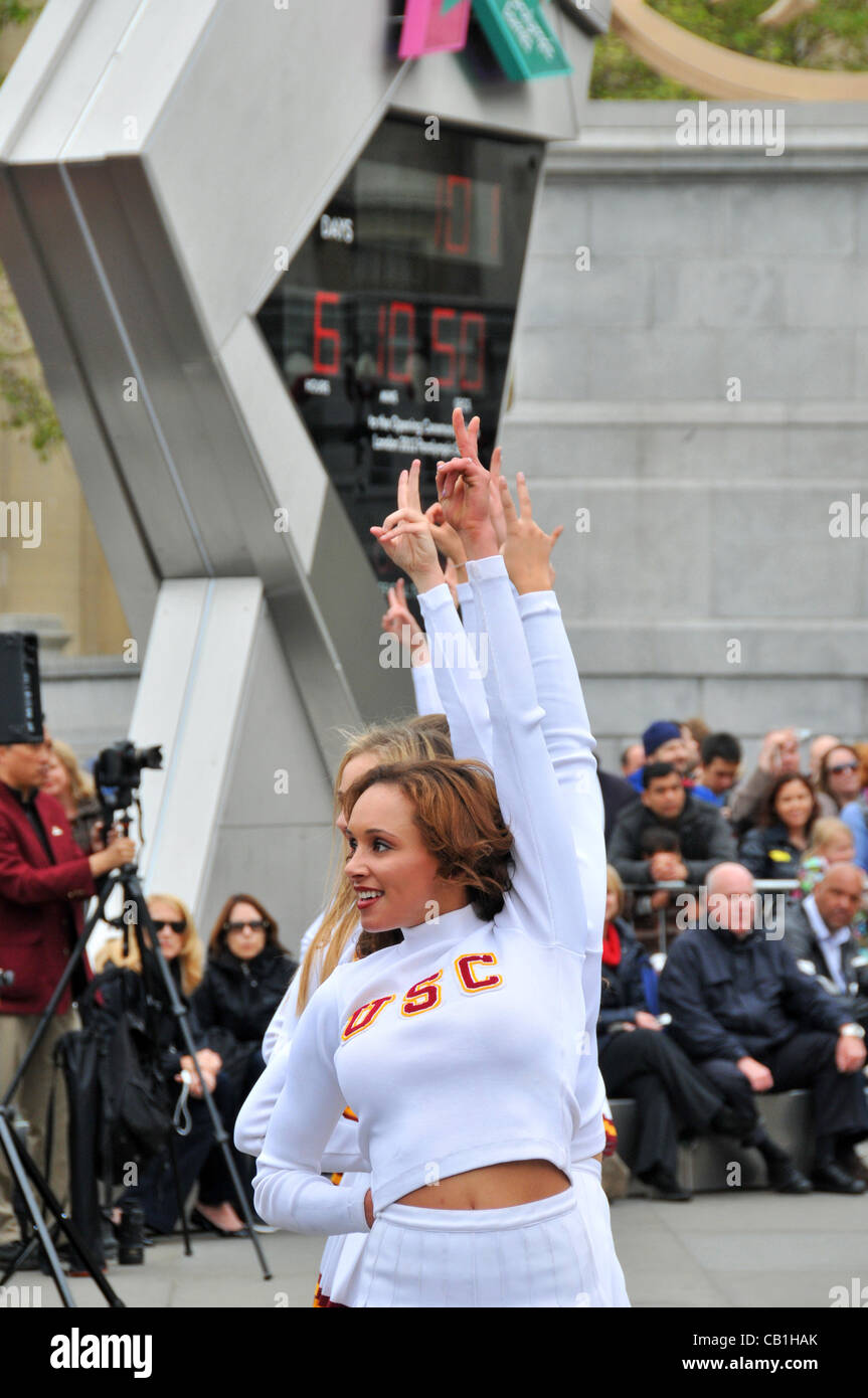 Cheerleaders de l'Université de Californie du Sud (USC), l'équipe de football de Troie Marching Band en face de l'horloge olympique à Trafalgar Square. Dimanche 20 Mai 2012 Banque D'Images