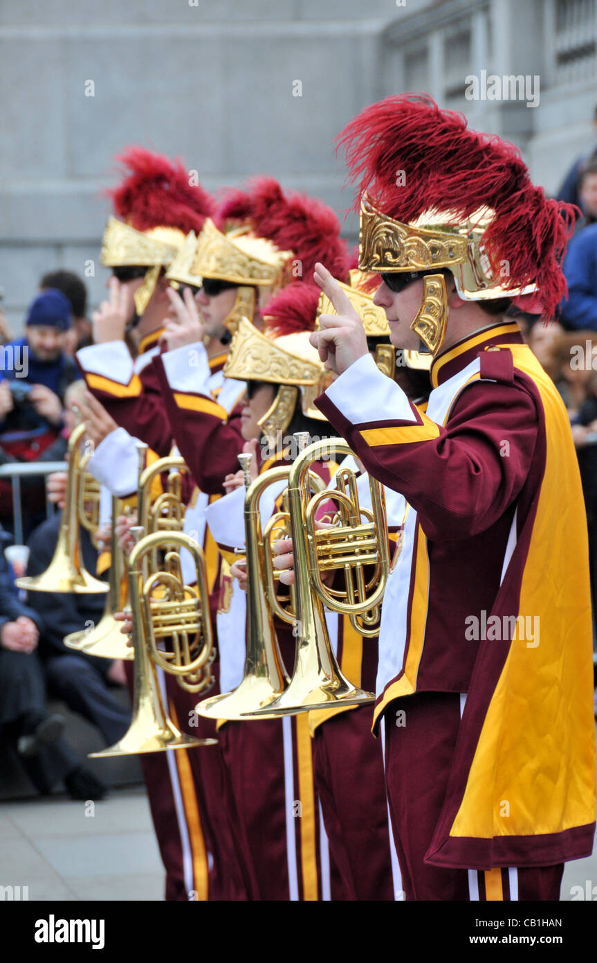 Les cuivres de l'Université de Californie du Sud (USC), l'équipe de football de Troie Marching Band effectuer à Trafalgar Square, Londres, Royaume-Uni. Dimanche 20 Mai 2012 Banque D'Images