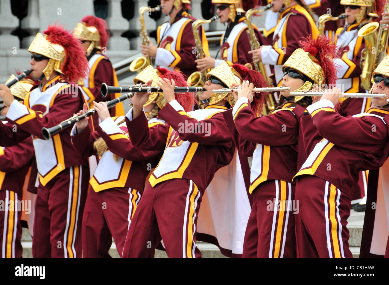 Université de Californie du Sud (USC), l'équipe de football de Troie Fanfare, joueurs de clarinette par effraction dans une danse de routine qu'ils exercent sur les marches de la National Gallery, Trafalgar Square. Dimanche 20 Mai 2012 Banque D'Images