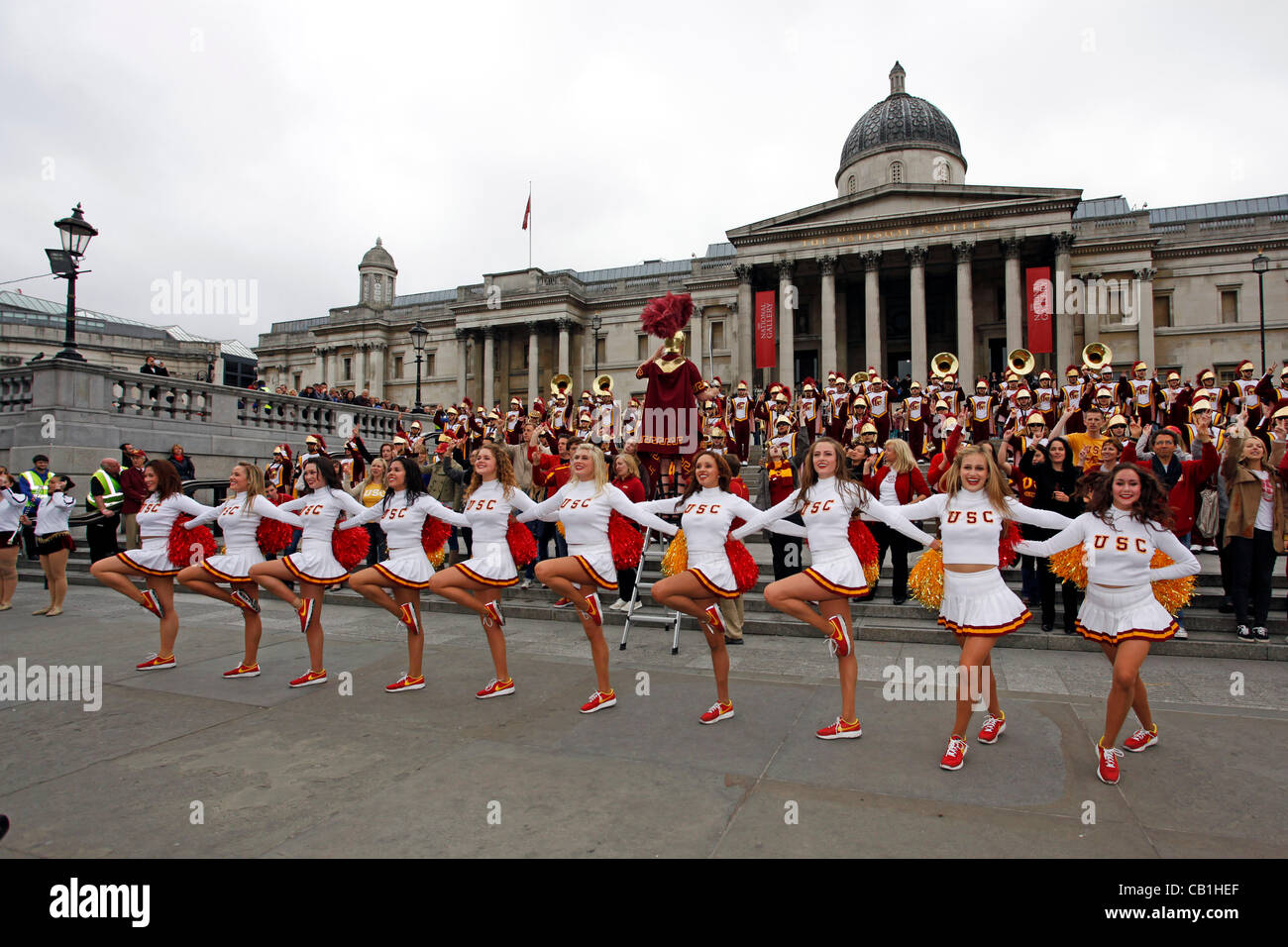 Londres, Royaume-Uni. Dimanche 20 mai 2012. Marche de l'USC Trojans de l'Université de Californie du Sud à Trafalgar Square, Londres. Banque D'Images