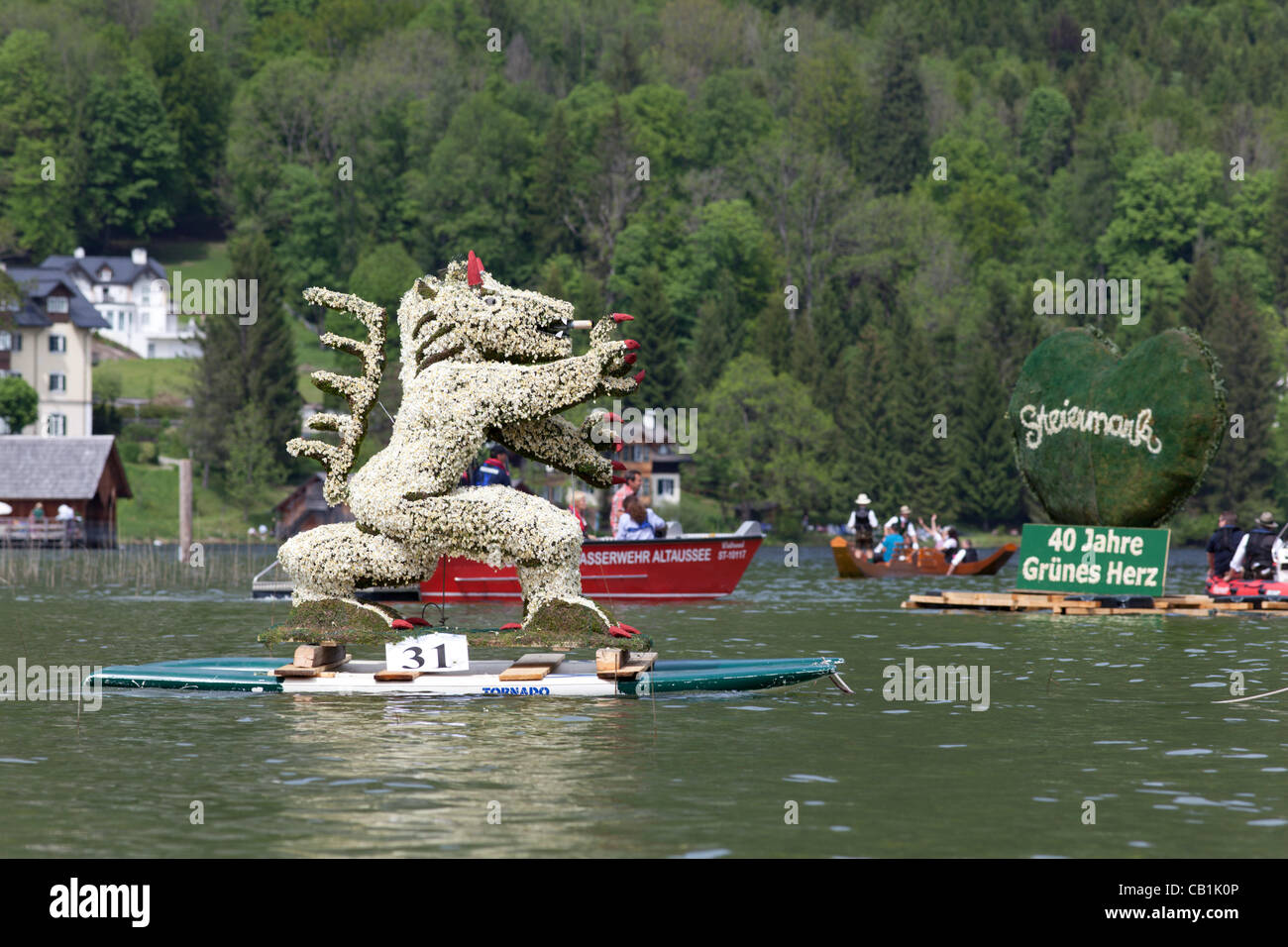 La parade de bateaux avec le narcisse des chiffres sur le lac d