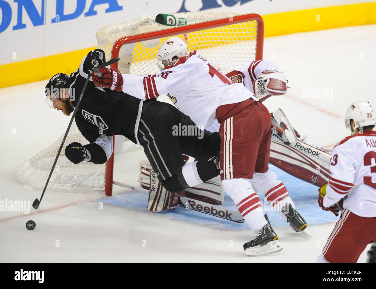 20.05.2012. Los Angeles, Californie, le Staples Center. Rois (77) Jeff Carter est frappé à la glace par les Coyotes Rostislav Klesla (16) au cours du jeu 4 de la finale de conférence de l'ouest de la LNH entre les Coyotes de Phoenix et les Kings de Los Angeles au Staples Center de Los Angeles, CA. Banque D'Images