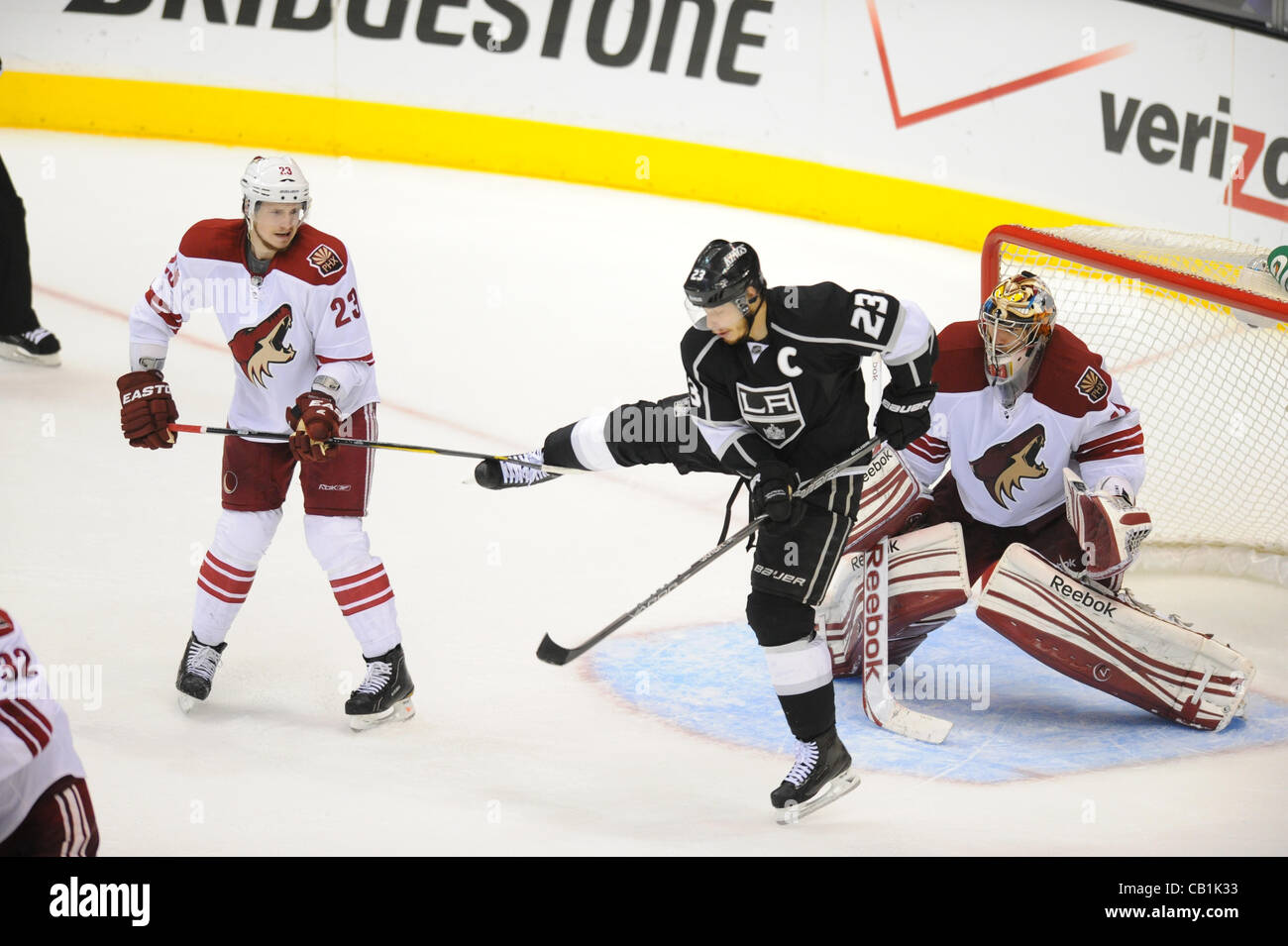 20.05.2012. Los Angeles, Californie, le Staples Center. Rois (23) Dustin Brown lève la jambe comme la rondelle sous voiles et est enregistré par le Coyote (41) Mike Smith pendant la partie 4 de la finale de conférence de l'ouest de la LNH entre les Coyotes de Phoenix et les Kings de Los Angeles au Staples Center de Los Ange Banque D'Images