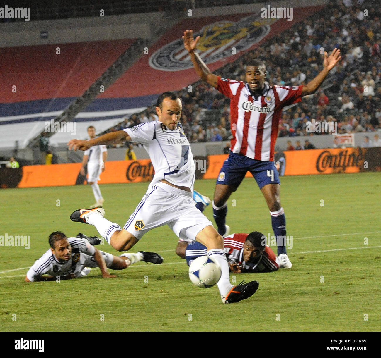 20 mai 2012 - Carson, Californie, USA - Major League Soccer MLS-CHIVAS USA à l'encontre du LOS ANGELES GALAXY 1 à 0 au Home Depot Center, samedi, 19 mai 2012. LANDON DONOVAN prend un tir au but au cours de la seconde moitié du jeu. David Beckham a joué les 15 dernières minutes de la partie. ..Credit Banque D'Images