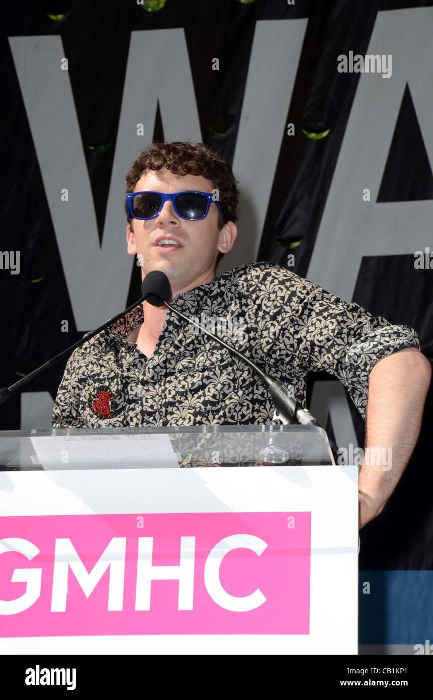 Michael Urie au niveau des arrivées pour 27e Marche Annuelle CONTRE LE SIDA New York, Central Park, New York, NY 20 mai 2012. Photo par : Derek Storm/Everett Collection Banque D'Images