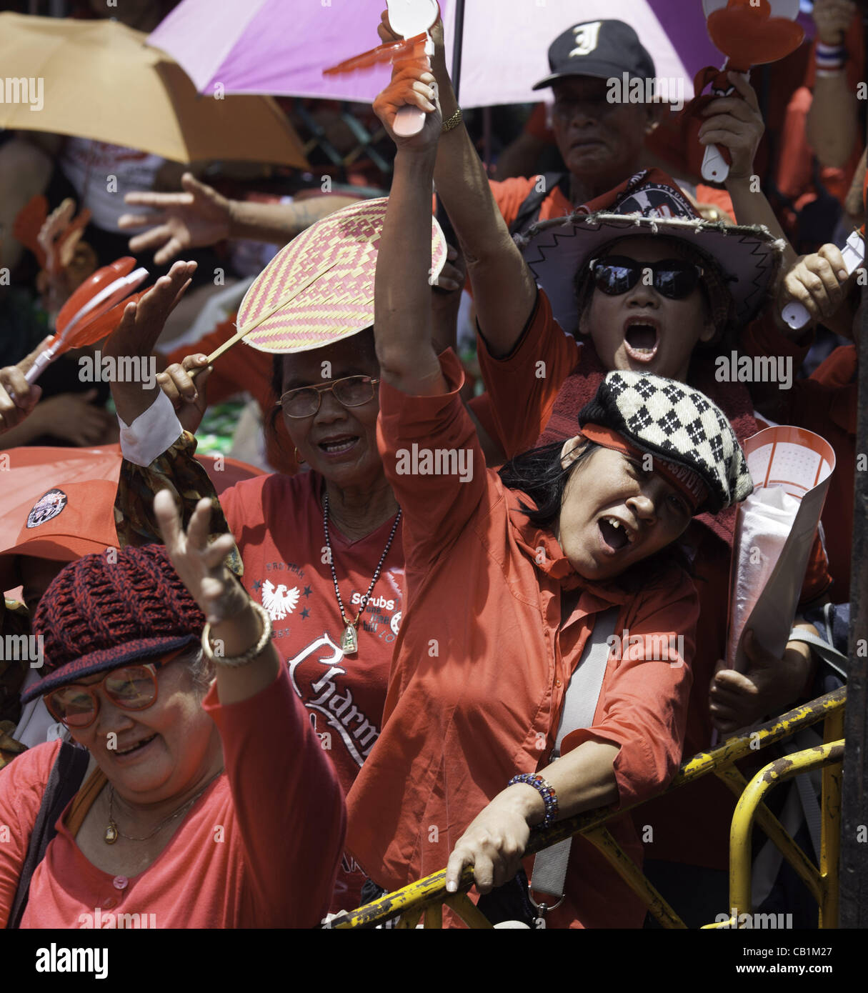 19 mai 2012 - Bangkok, Thaïlande - Les partisans du Gouvernement thaïlandais, connu sous le nom de ''Red Shirts'' se rassemblent dans les rues de Bangkok à l'extérieur de l'Organisation Mondiale du Commerce Centre au cours d'un rassemblement Samedi, 19 mai 2012 pour se souvenir de ceux qui ont été tués par les forces de sécurité thaïlandaises deux ans plus tôt. Au moins 92 personnes ont été tuées au cours de la Banque D'Images