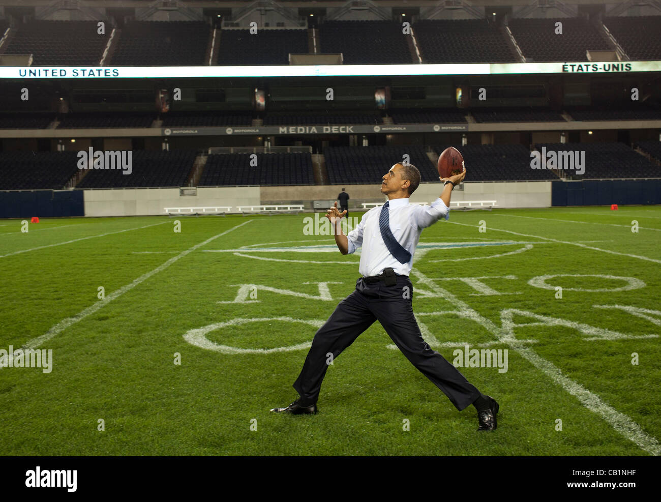 Le président américain Barack Obama lance un ballon de football à la ligne de 50 yards à Soldier Field, à la suite du Sommet de l'OTAN Dîner de travail le 20 mai 2012 à Chicago, Illinois. Le dîner a été organisé pour les dirigeants de l'OTAN à Soldiers Field, domicile de l'équipe de football professionnel Chicago Bears. Banque D'Images
