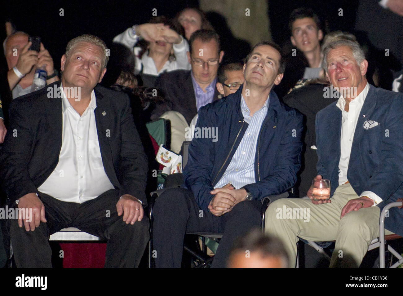 21 mai 2012 - Toronto, Ontario, Canada - Le maire de Toronto, ROB FORD, le premier ministre ontarien Dalton MCGUINTY ET LE PRINCE CHARLES sont à regarder les feux d'artifice de la fête de Victoria à Toronto. (Crédit Image : © Vidyashev ZUMAPRESS.com)/Igor Banque D'Images