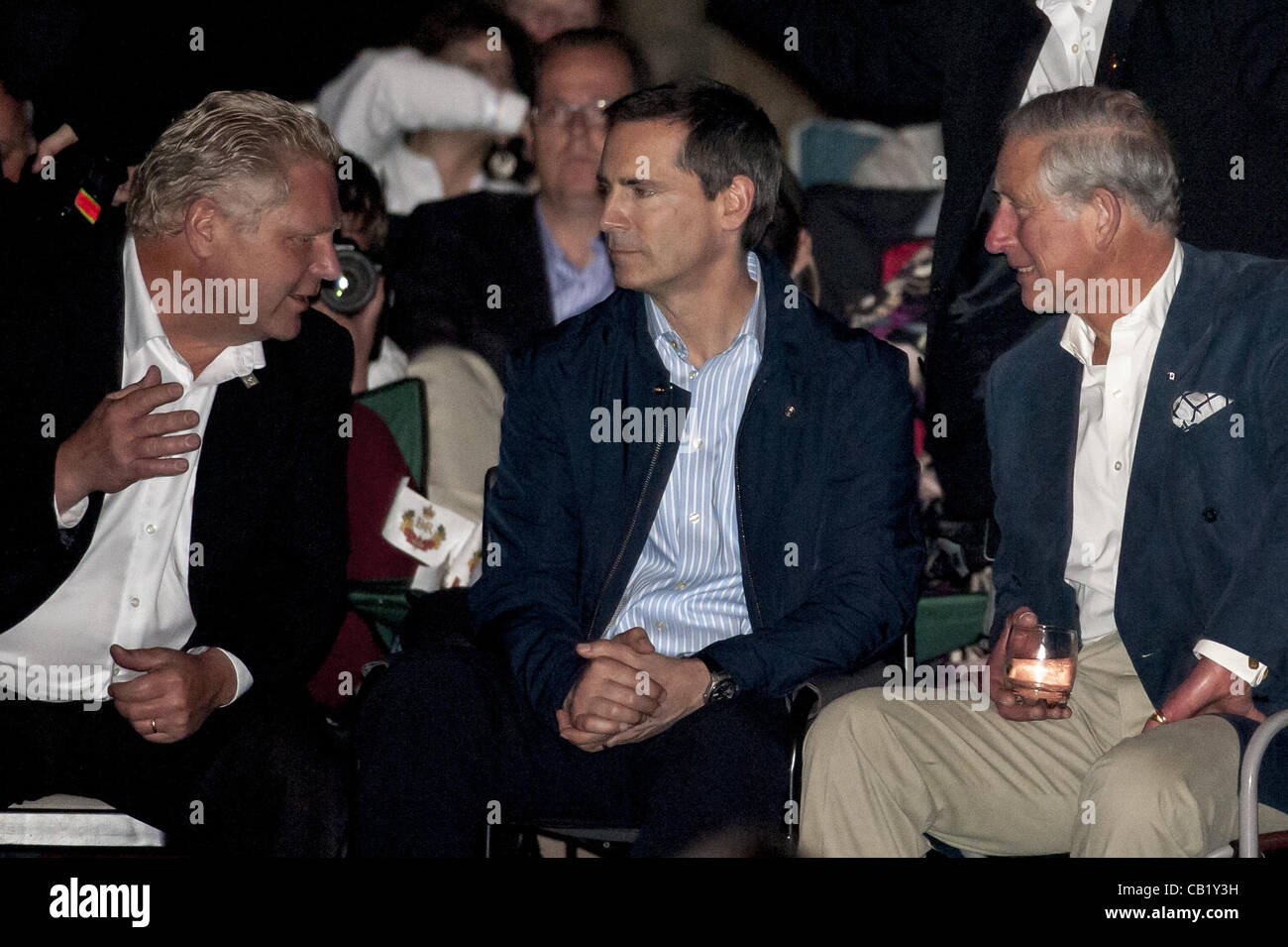 21 mai 2012 - Toronto, Ontario, Canada - Le maire de Toronto, ROB FORD, le premier ministre ontarien Dalton MCGUINTY ET LE PRINCE CHARLES sont à regarder les feux d'artifice de la fête de Victoria à Toronto. (Crédit Image : © Vidyashev ZUMAPRESS.com)/Igor Banque D'Images