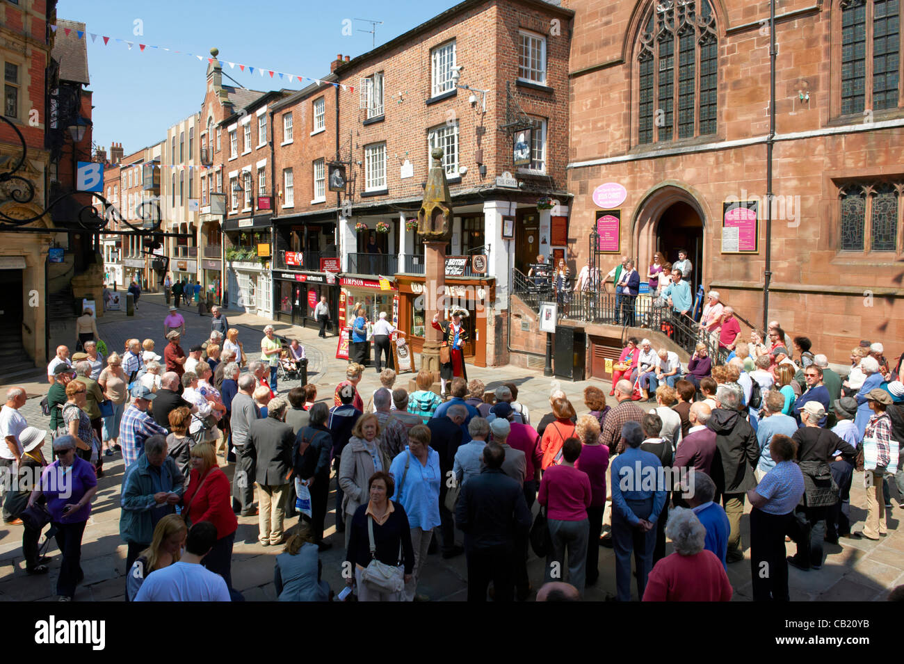 Chester, Royaume-Uni. 22 mai, 2012. La foule se rassembler autour d'elle le crieur à midi à Chester au milieu d'un soleil brillant. Banque D'Images