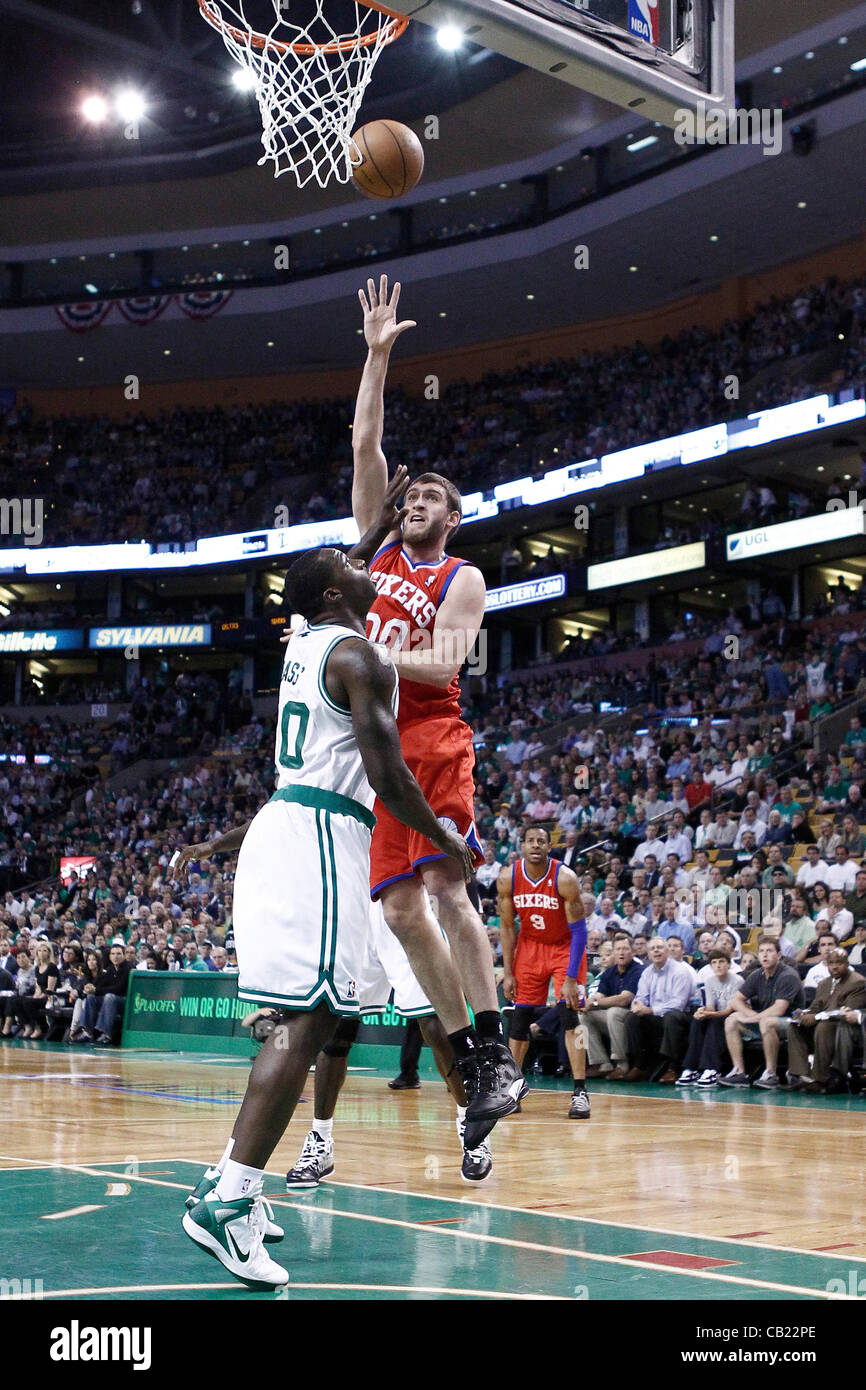 21.05.2012. Boston Massachusetts USA. Spencer HAWES Sixers de Philadelphia Center (00) s'applique pour les Boston Celtics de skyhook avant Brandon Bass (30) au cours de la Boston Celtics 101-85 victoire sur les Sizeniers de Philadelphie, dans le jeu 5 de la demi-finale de conférence de l'Est de la série éliminatoire, à la TD Banque D'Images