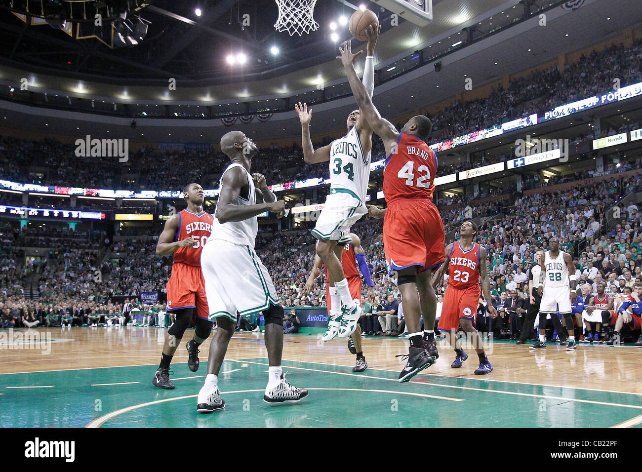 21.05.2012. Boston Massachusetts USA. Boston Celtics Paul Pierce petite (34) va à l'encontre panier Sixers de Philadelphie avant d'Elton Brand (42) au cours de la Boston Celtics 101-85 victoire sur les Sizeniers de Philadelphie, dans le jeu 5 de la demi-finale de conférence de l'Est de la série éliminatoire, à t Banque D'Images