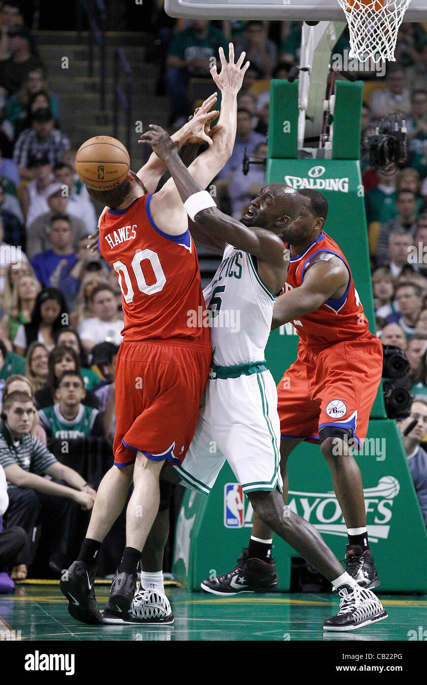 21.05.2012. Boston Massachusetts USA. Boston Celtics avant Kevin Garnett (5) défend les Sixers de Philadelphie sur Spencer HAWES centre (00) au cours de la Boston Celtics 101-85 victoire sur les Sizeniers de Philadelphie, dans le jeu 5 de la demi-finale de conférence de l'Est de la série éliminatoire, au TD Banknorth Gard Banque D'Images
