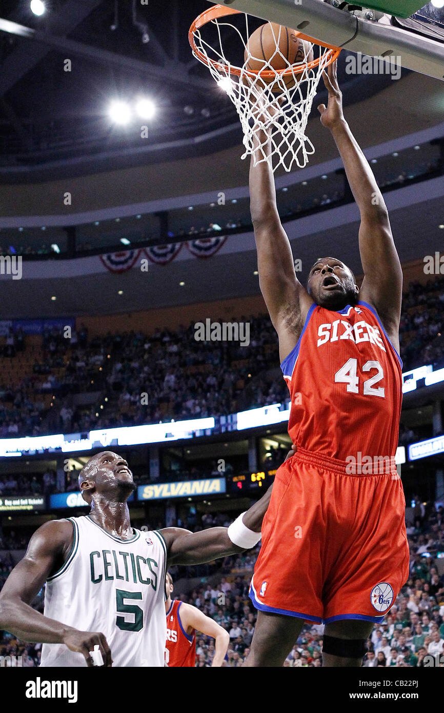21.05.2012. Boston Massachusetts USA. Philadelphia Sixers avant d'Elton Brand (42) dunks le ballon au cours de la Boston Celtics 101-85 victoire sur les Sizeniers de Philadelphie, dans le jeu 5 de la demi-finale de conférence de l'Est de la série éliminatoire, au TD Banknorth Garden, Boston, Massachusetts, USA. Banque D'Images