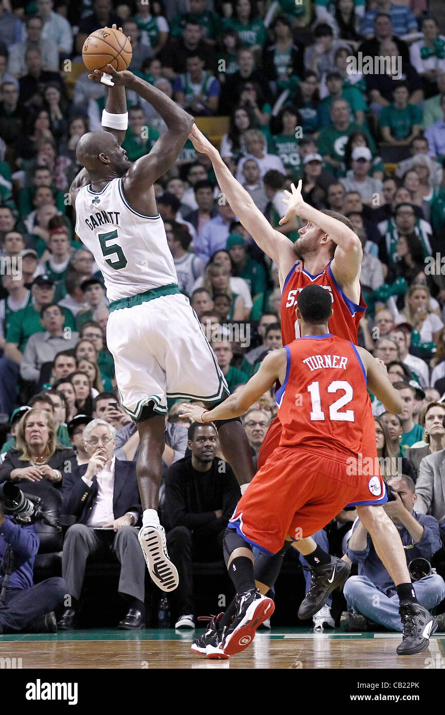 21.05.2012. Boston Massachusetts USA. Boston Celtics avant Kevin Garnett (5) prend un jumpshot Sixers de Philadelphie sur Spencer HAWES centre (00) au cours de la Boston Celtics 101-85 victoire sur les Sizeniers de Philadelphie, dans le jeu 5 de la demi-finale de conférence de l'Est de la série éliminatoire, à l'interdiction de la TD Banque D'Images