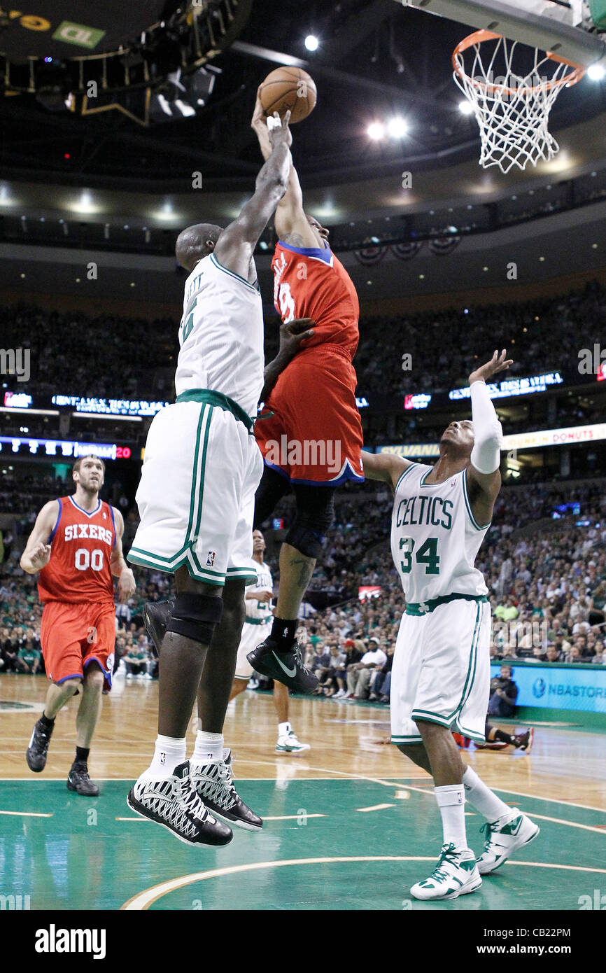 21.05.2012. Boston Massachusetts USA. Philadelphia Sixers petit ailier Andre Iguodala (9) dunks au-dessus de Boston Celtics Paul Pierce petite (34) au cours de la Boston Celtics 101-85 victoire sur les Sizeniers de Philadelphie, dans le jeu 5 de la demi-finale de conférence de l'Est de la série éliminatoire, à la TD Banque D'Images