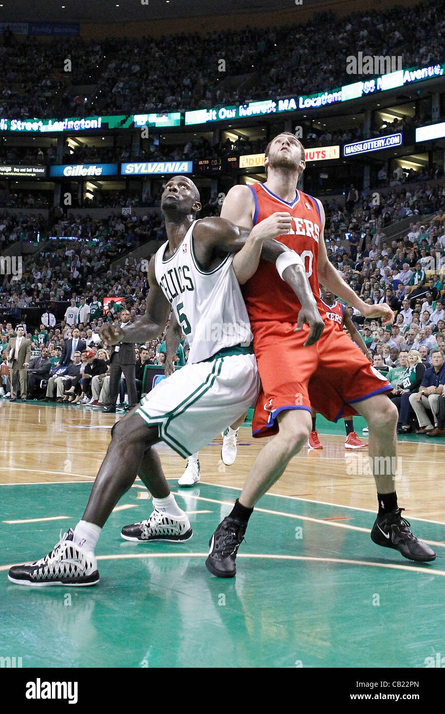21.05.2012. Boston Massachusetts USA. Boston Celtics avant Kevin Garnett (5) convoite la le rebond avec Spencer HAWES Sixers de Philadelphia Center (00) au cours de la Boston Celtics 101-85 victoire sur les Sizeniers de Philadelphie, dans le jeu 5 de la demi-finale de conférence de l'Est de la série éliminatoire, à la TD Banque D'Images