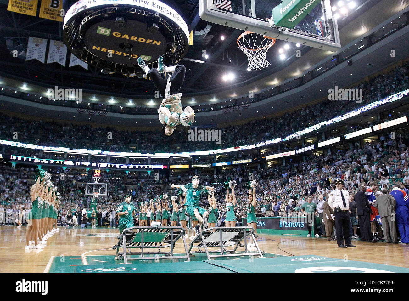 21.05.2012. Boston Massachusetts USA. Mascotte lutin Lucky effectue au cours de la Boston Celtics 101-85 victoire sur les Sizeniers de Philadelphie, dans le jeu 5 de la demi-finale de conférence de l'Est de la série éliminatoire, au TD Banknorth Garden, Boston, Massachusetts, USA. Banque D'Images