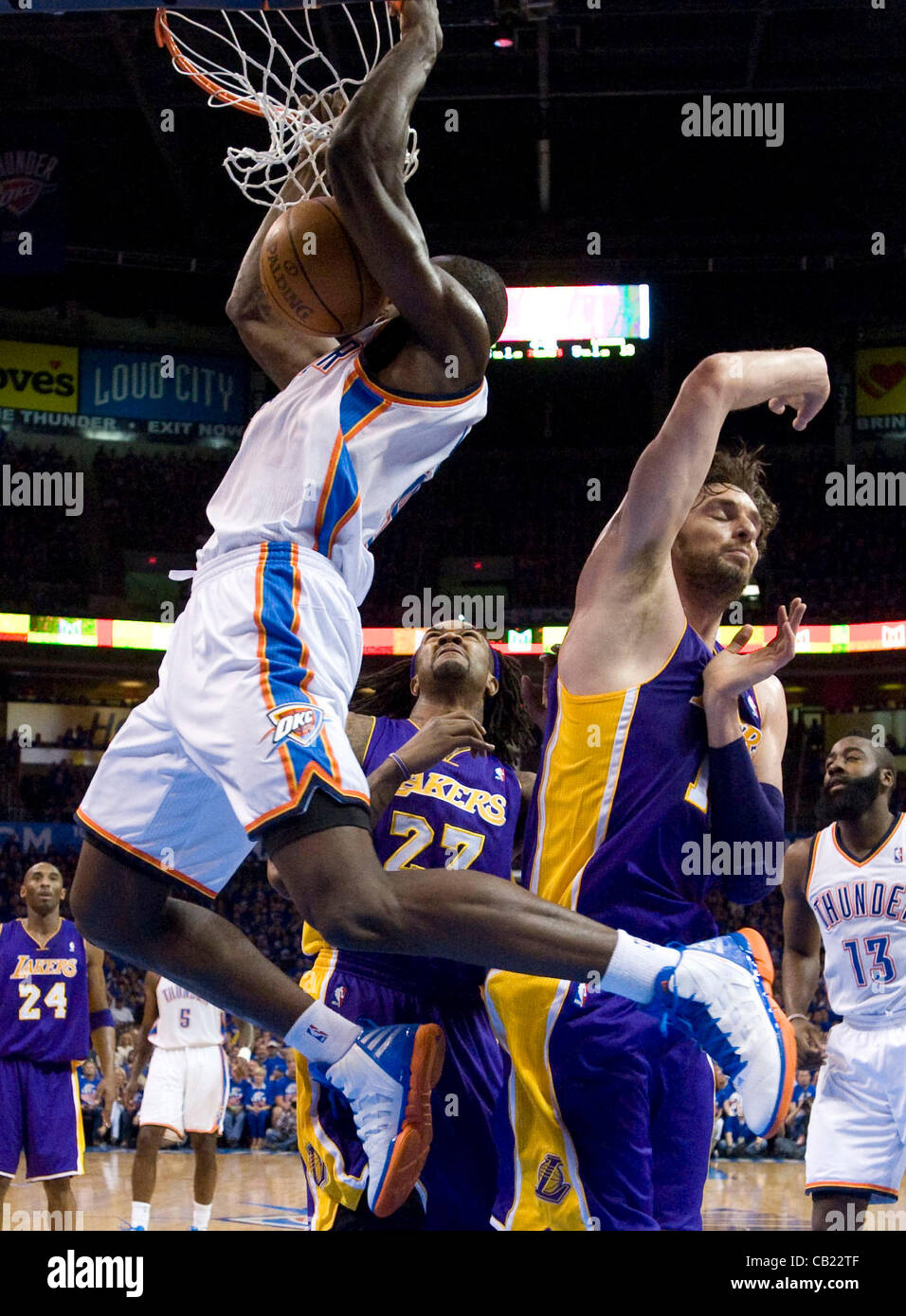 21.05.2012. Oklahoma City, Californie, États-Unis - le Thunder's Serge Ibaka dunks sur l' Lakers Pau Gasol durant la première moitié de la partie 5 de la demi-finale de Conférence Ouest de la NBA Lundi soir Banque D'Images