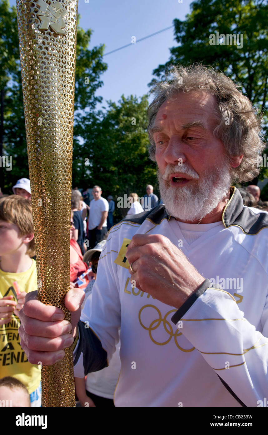 L'équipe du relais de la flamme olympique à Longwell vert, Bristol, Royaume-Uni. 22 mai 2012. Banque D'Images