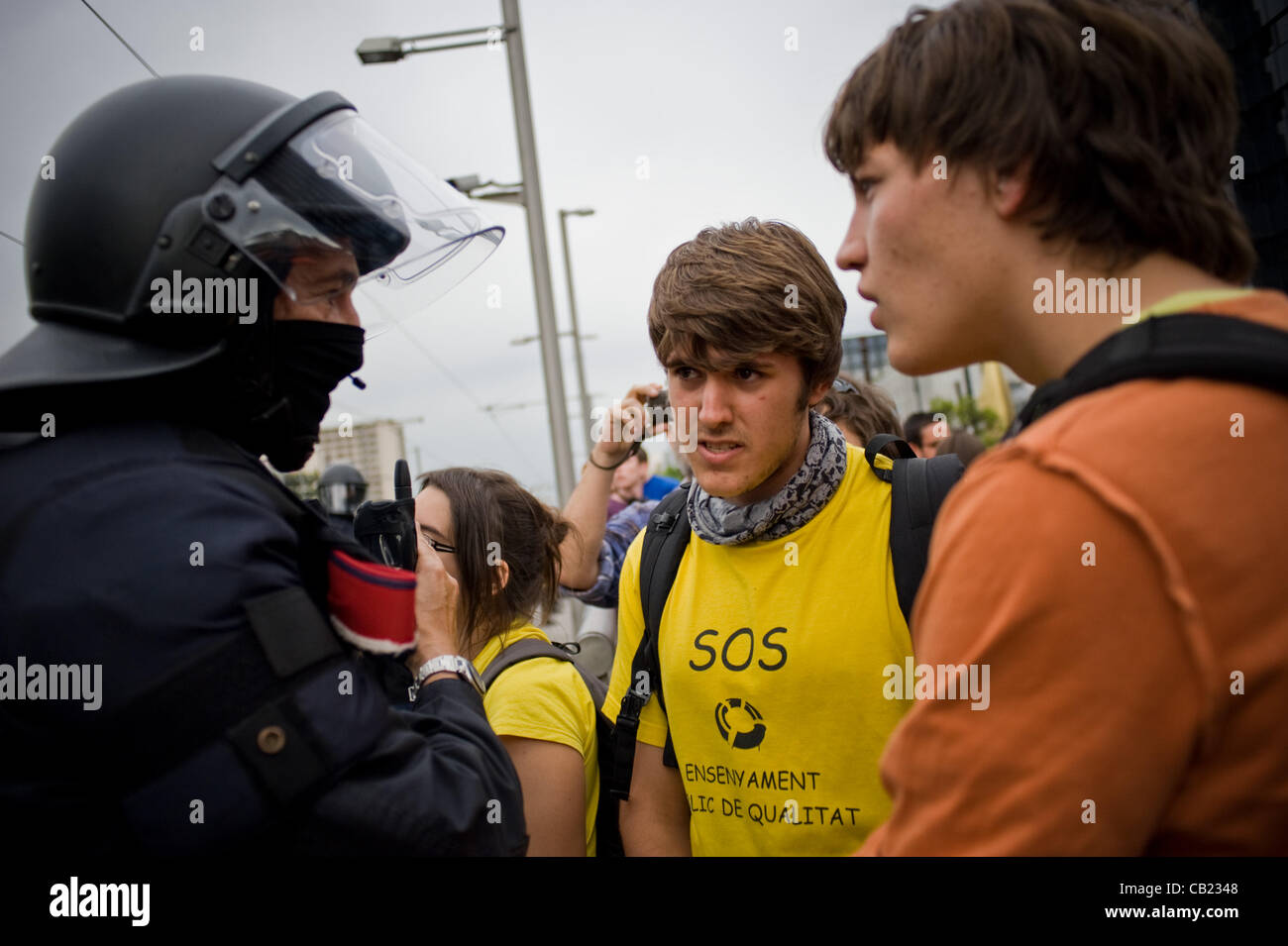 22 mai 2012 - Barcelone, Espagne. Jeunes manifestants parler amical avec une police.occuper Mordor, évoquant le film Le Seigneur des Anneaux, est une manifestation qui a lieu devant CaixaBank siège social à Barcelone contre l'avion. Banque D'Images