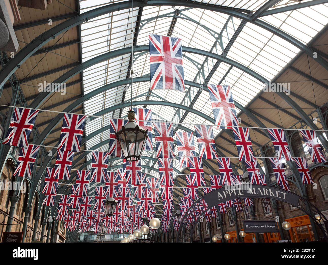 Drapeaux Union Jack dans le marché d'Apple, marché couvert de Covent Garden, Londres, Royaume-Uni. Ces drapeaux ont été mis en place tôt ce matin, 23 mai 2012 Banque D'Images