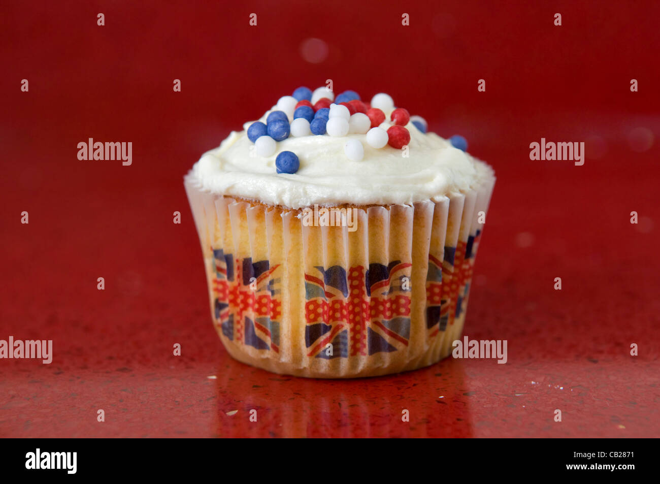Cupcake Avec Union Jack Flag Rouge Blanc Et Bleu Sur Fond Rouge Toppers Dans La Celebration Des Jeux Olympiques Et Des Reines Jubile Photo Stock Alamy