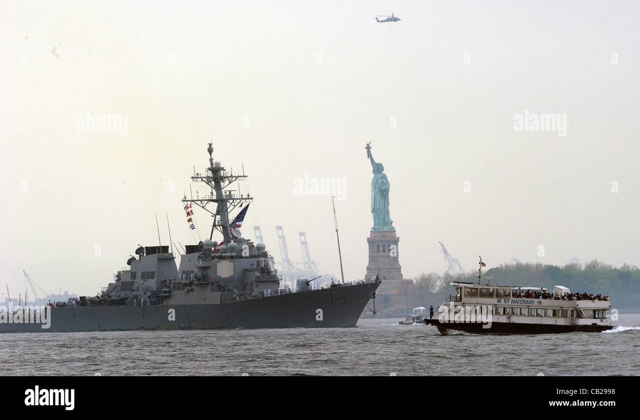 23 mai 2012 - Manhattan, New York, États-Unis - l'USS Donald Cook (DDG 75) au-delà de la Statue de la liberté dans le cadre du 25e anniversaire de la Semaine de la flotte de la Parade de la voile. (Crédit Image : © Bryan Smith/ZUMAPRESS.com) Banque D'Images