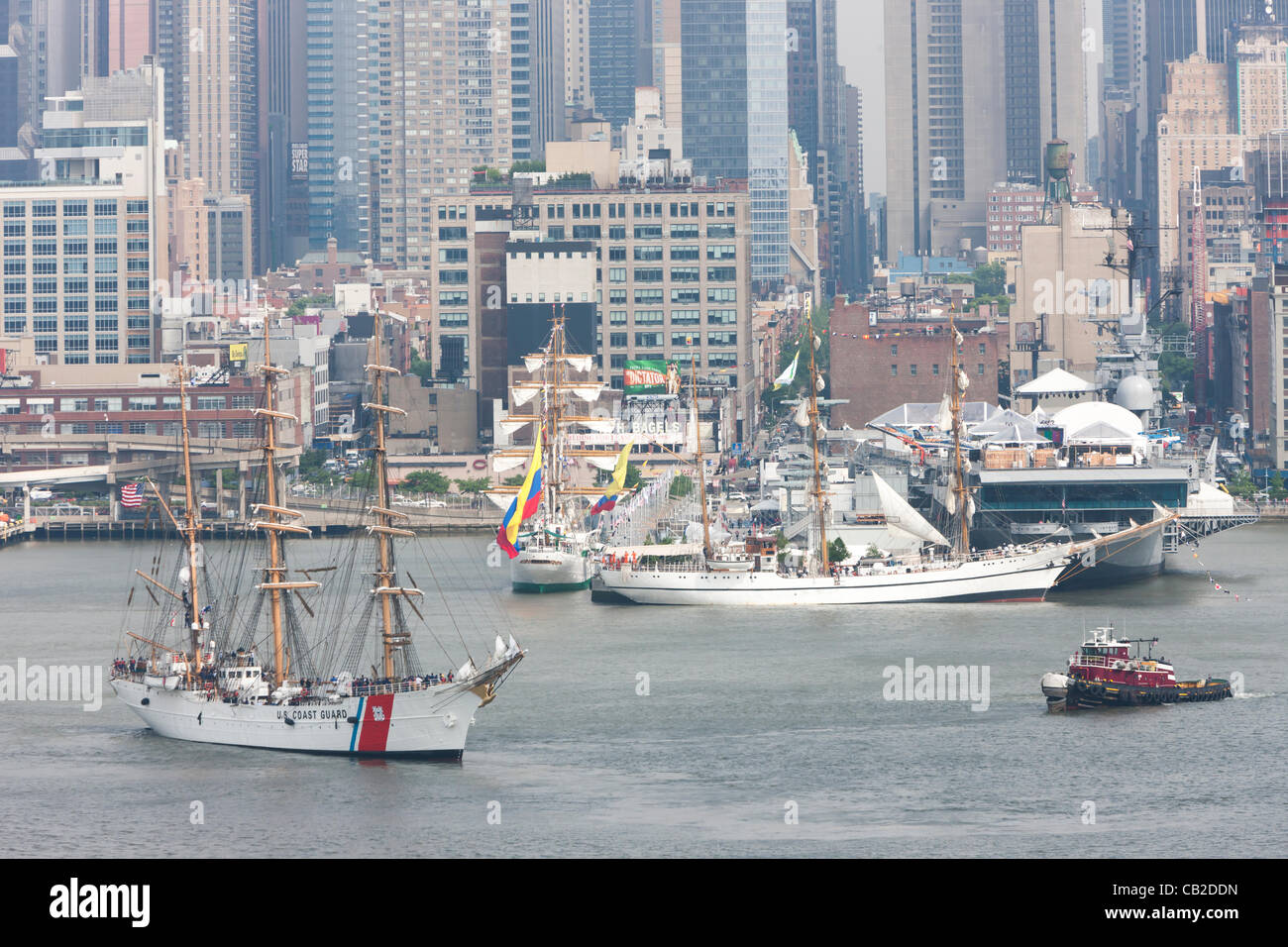 US Coast Guard Barque Eagle participe à la parade de la voile sur la rivière Hudson avec d'autres grands navires près de l'Intrepid Sea, Air and Space Museum, à New York, USA le mercredi 23 mai 2012. Le défilé de la voile a lancé la Semaine de la flotte de la ville de New York, un événement annuel célébrant les services de la mer. Banque D'Images