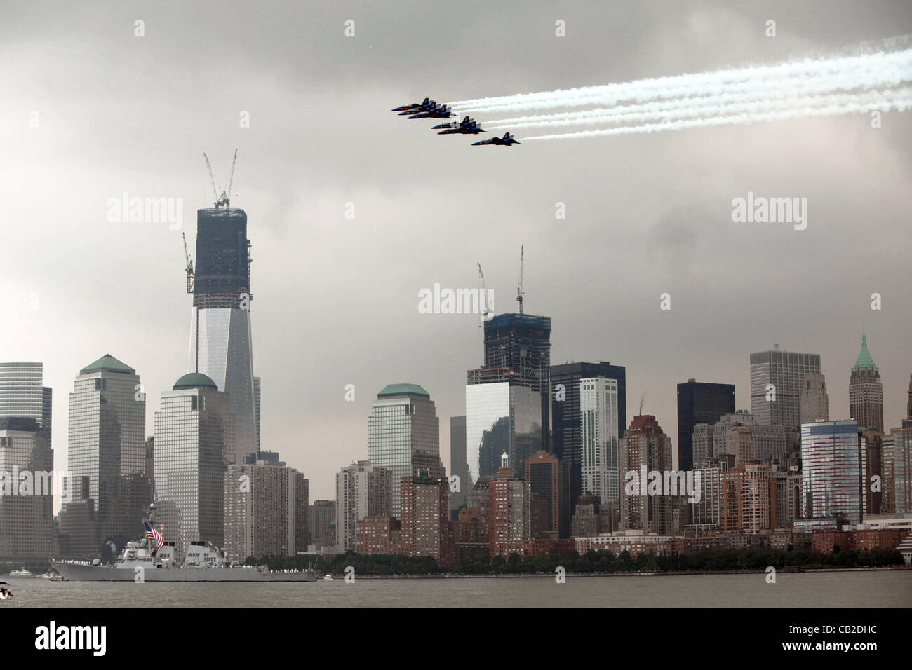 L'US Navy Blue Angels effectue un vol au-dessus de Manhattan au début de la Fleet Week 22 mai 2012 à New York City, New York. Fleet Week New York 2012 marque la 25e année, la ville a célébré la mer. Cette année, les sept jours de l'événement coïncide avec la commémoration de l'il Bicenten Banque D'Images