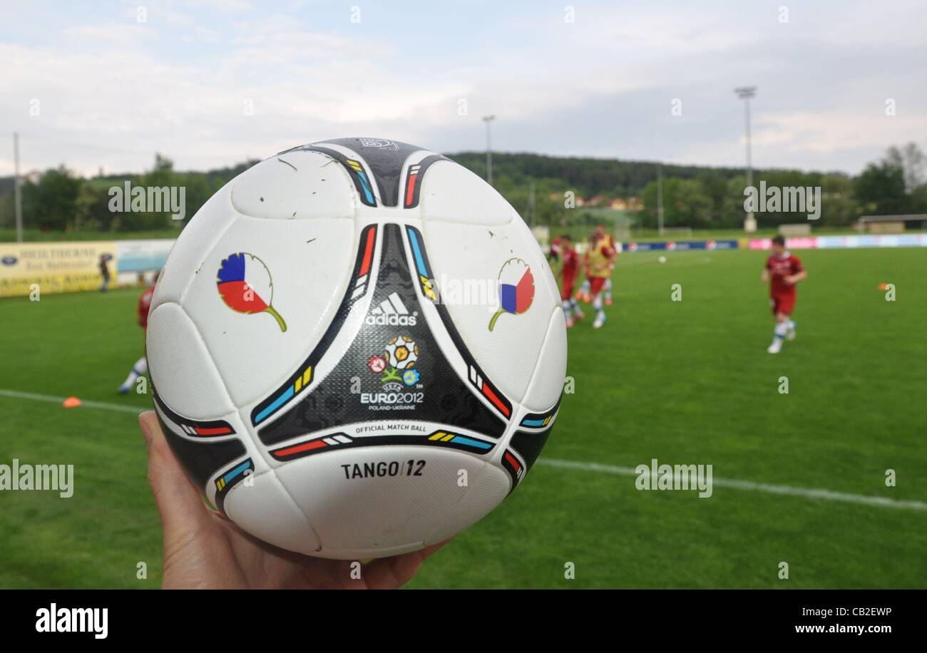 Adidas ballon avec lequel les joueurs de soccer national tchèque pour la  prochaine pratique tournoi Euro 2012 au cours de leur camp d'entraînement à  Bad Waltersdorf, Autriche le 23 mai 2012. (CTK