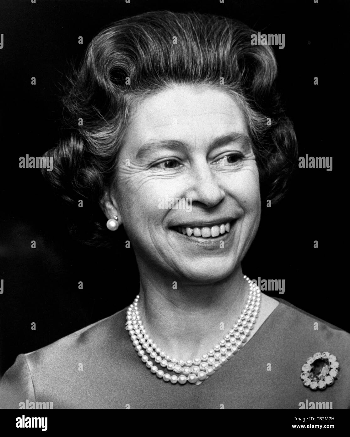Sa Majesté la Reine Elizabeth II lors d'une fonction semi-formelle en 1975 Droits d'auteur détenus par photographie Brian Harris. Banque D'Images