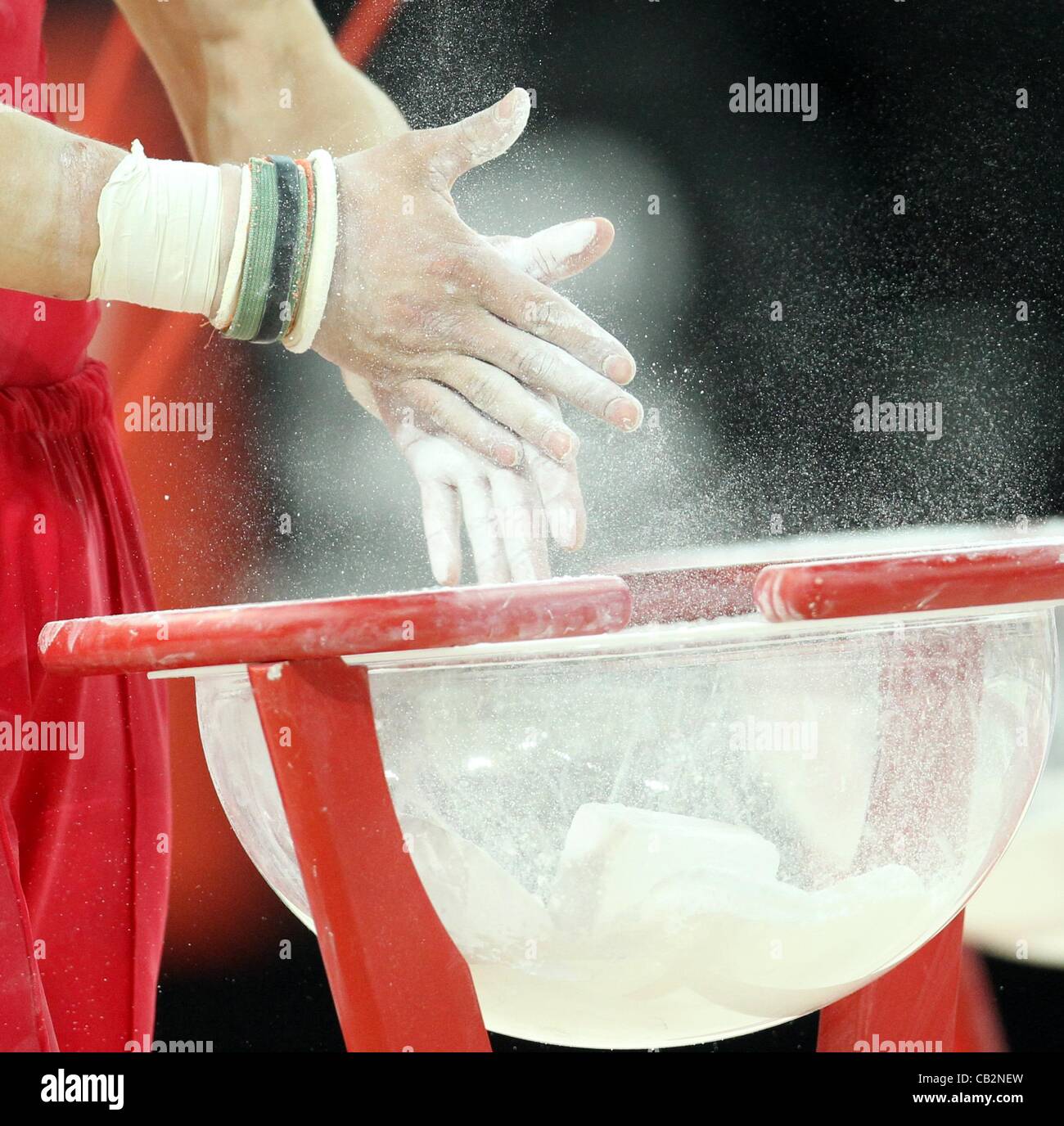 25.05.2012. Montpellier, France. Une gymnaste se prépare avec la magnésie pendant les hommes juniors aux Championnats d'Europe de gymnastique artistique à Montpellier, France, le 25 mai 2012. Banque D'Images