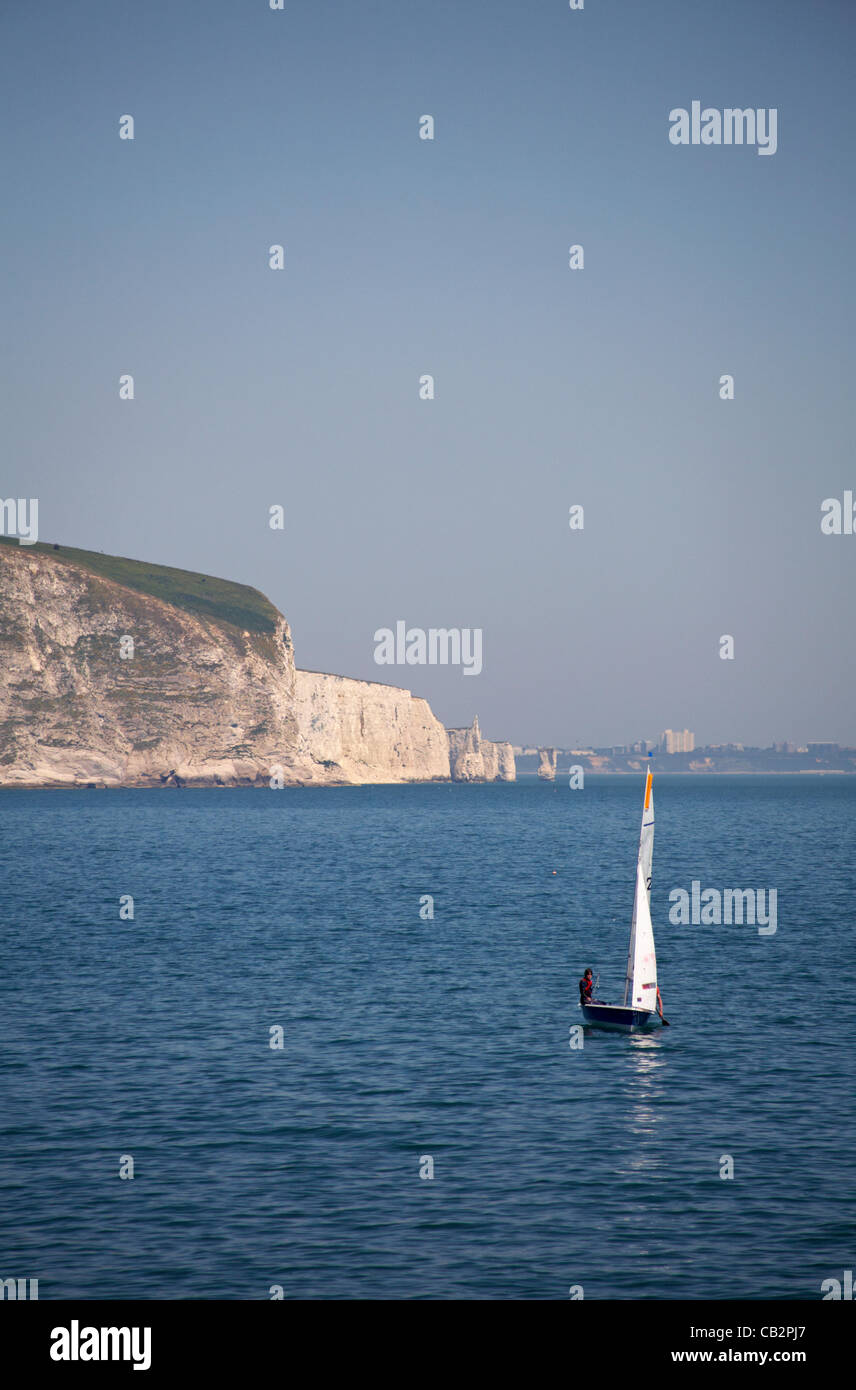 Swanage, Angleterre Le vendredi 25 mai 2012. profitant du beau temps que les températures montent à Swanage, Royaume-Uni. La voile dans la baie sur un Laser 2000 Banque D'Images