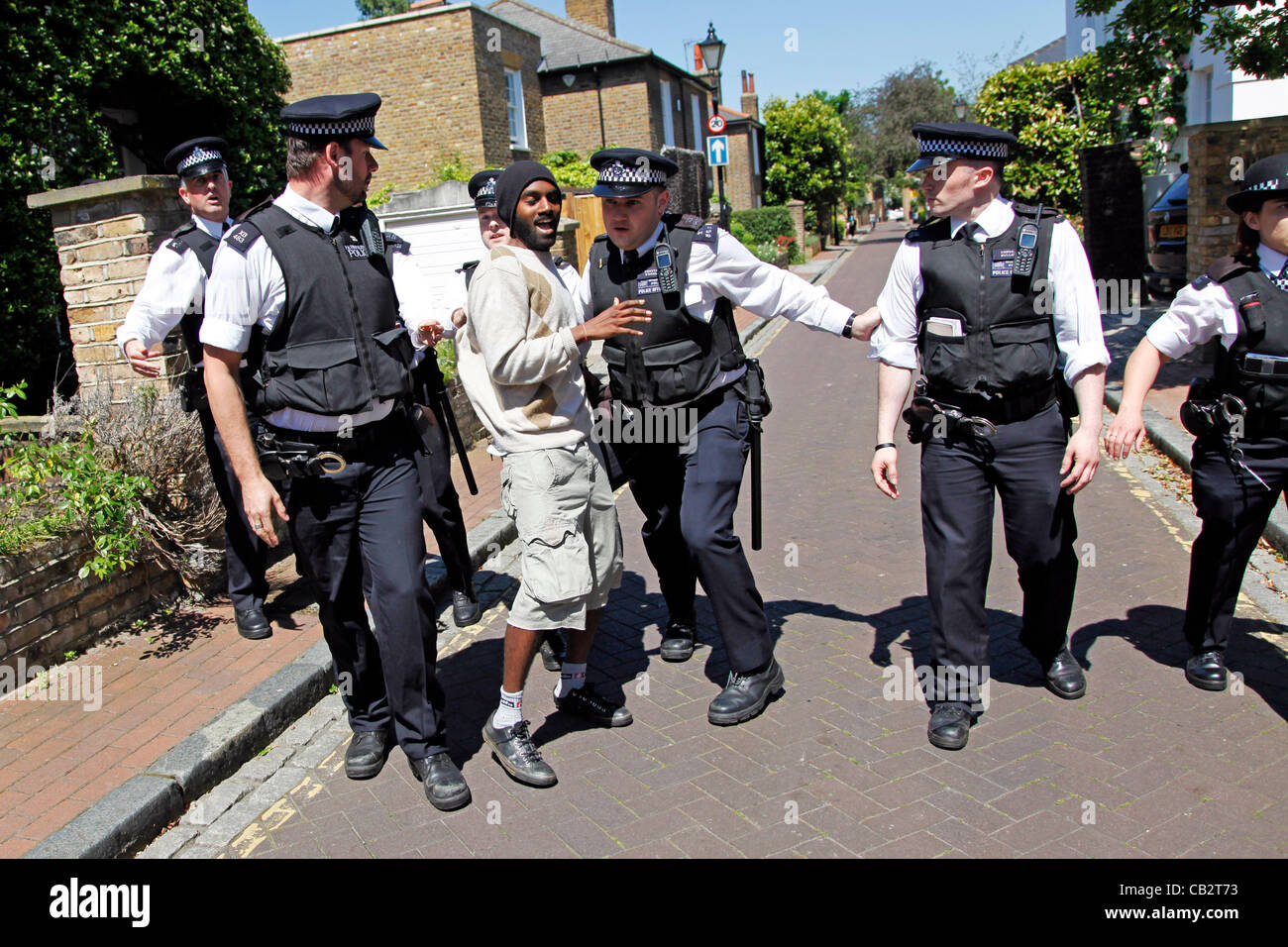 Les manifestants de UK uncut, près de la maison de Nick Clegg à Putney, Londres d'organiser une autre fête dans la rue pour protester contre les compressions et les mesures d'austérité au Royaume-Uni. Banque D'Images