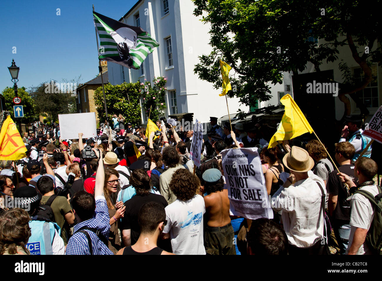 Londres, Royaume-Uni. 26 mai 2012 UK. 'Usa' les militants se sont rassemblés sur la route à l'extérieur de Parkfield Putney Nick Clegg's house pour "street party". Profil élevé ciblées des militants des individus qu'ils croient sont responsables pour les gouvernements des coupes. Banque D'Images