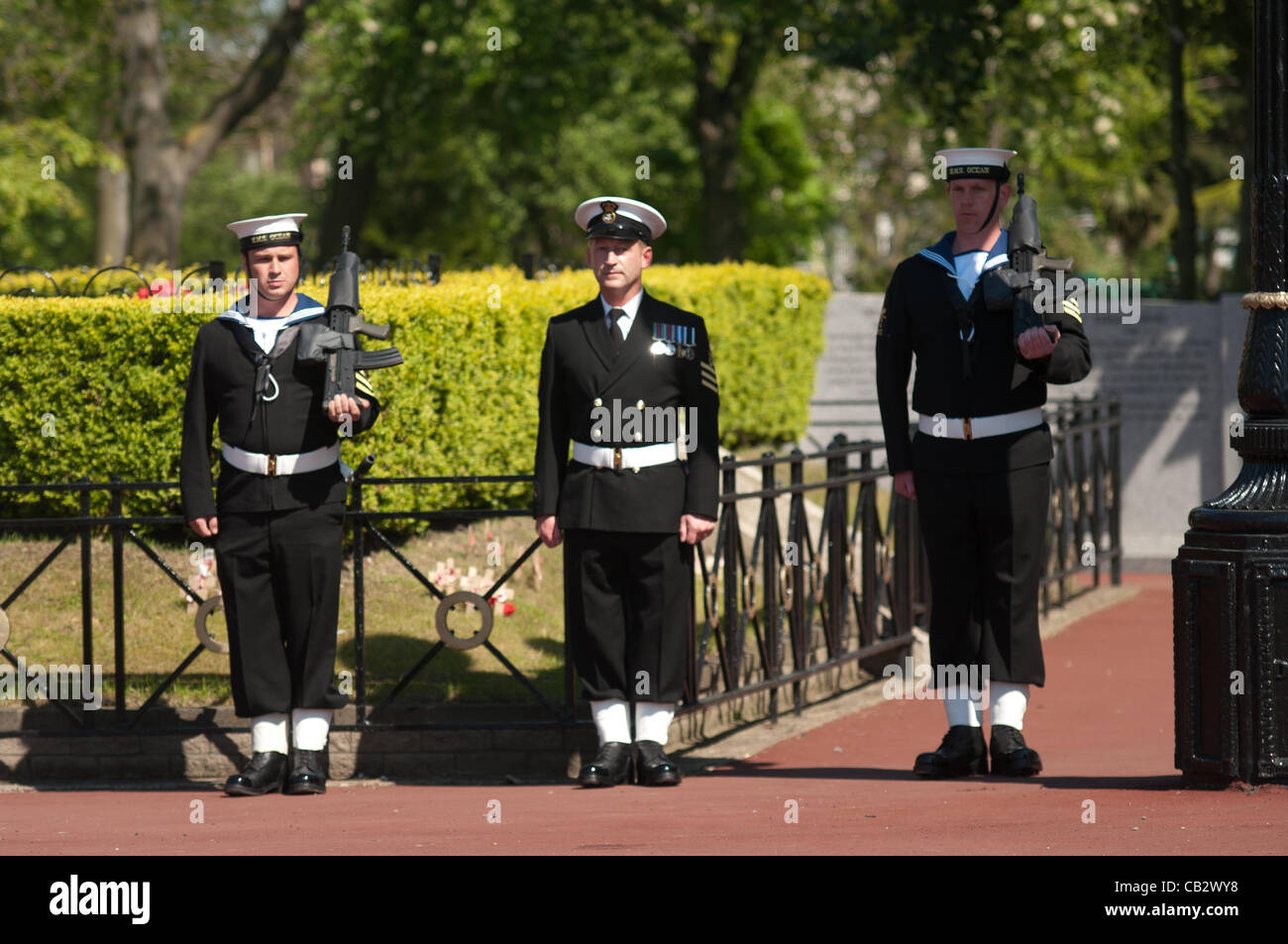 Sunderland, Royaume-Uni. 26 mai, 2012. Les membres de l'équipage du HMS Ocean forment une garde au monument commémoratif de guerre du Canada durant la cérémonie à laquelle l'équipage du HMS Ocean ont défilé dans la ville de Sunderland. Le HMS Ocean et son équipage ont obtenu le droit de cité en 2004. © Colin Edwards / Alamy Live News Banque D'Images