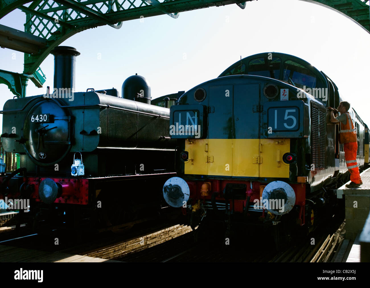 Numéro de réservoir 6430 Pannier et une locomotive diesel de la classe 37 à la station North Weald dans l'Essex, une partie de la nouvelle ré-ouvert Wemmel Ongar Railway (RAH), lors de la grande reprise du service voyageurs week-end spécial 25-27th mai 2012 Banque D'Images