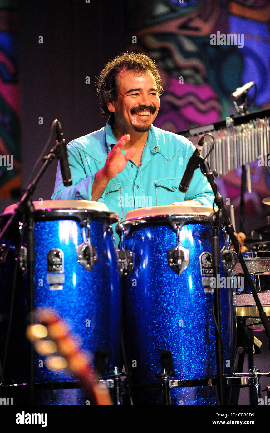 27 mai 2012 - Los Angeles, Californie, USA - Musicien-MARCOS J. REYES, batteur pour la guerre bande live au Théâtre Grec, Los Angeles, Californie, USA le week-end du Memorial Day, le 26 mai 2012. Le groupe de Los Angeles a été créé en 1969 et célèbre sa 43e année dans le bus Banque D'Images