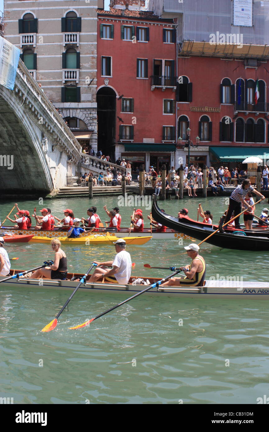 Barques sur le Grand Canal à Vogalonga 2012 Régate à Venise. Banque D'Images