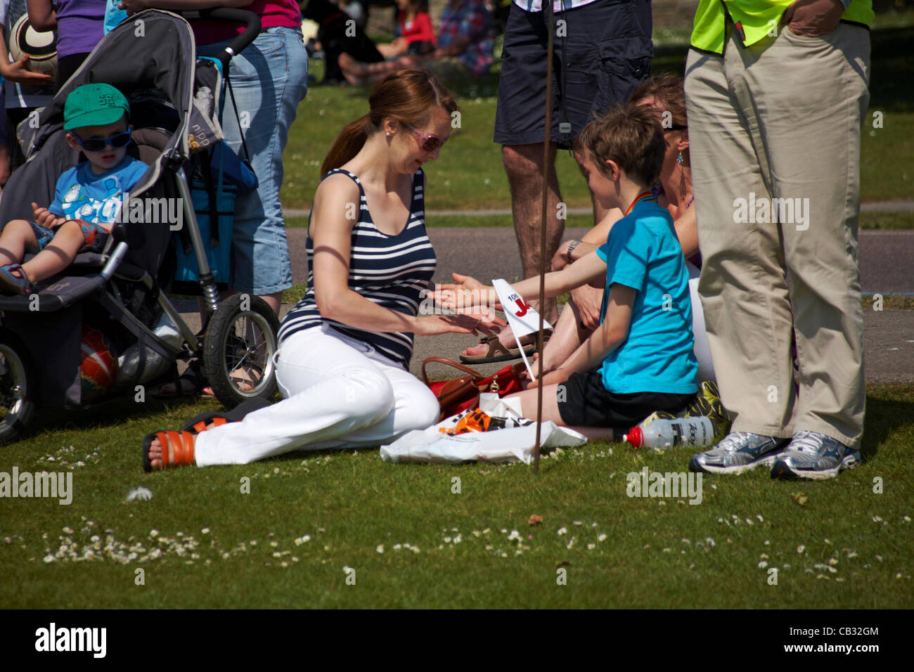 Poole, Dorset, UK Dimanche 27 mai 2012. Debra Stephenson, actrice et comédienne et Liz hurler, double médaillé olympique et du Commonwealth, démarrer des courses à Poole Poole, de l'exécution du Festival l'événement sportif par excellence du Parc Banque D'Images