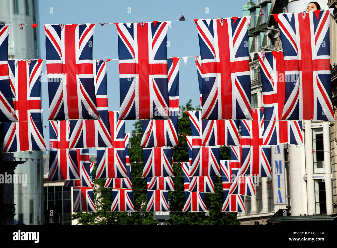 Londres, Royaume-Uni. Dimanche 27 mai 2012. Union Jack et du Drapeau rouge, blanc et bleu azuré décorations pour le Jubilé de diamant de la Reine dans le Haymarket à Londres, Angleterre Banque D'Images