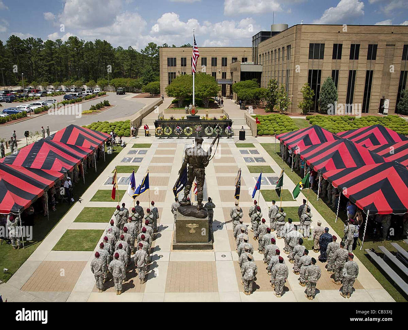 Des soldats des forces spéciales de l'US Army Special Operations Command sont en formation au cours de la cérémonie à la mémoire des soldats tombés en l'honneur de Memorial Day 26 mai 2012 à Memorial Plaza, à Fort Bragg, Caroline du Nord. Banque D'Images