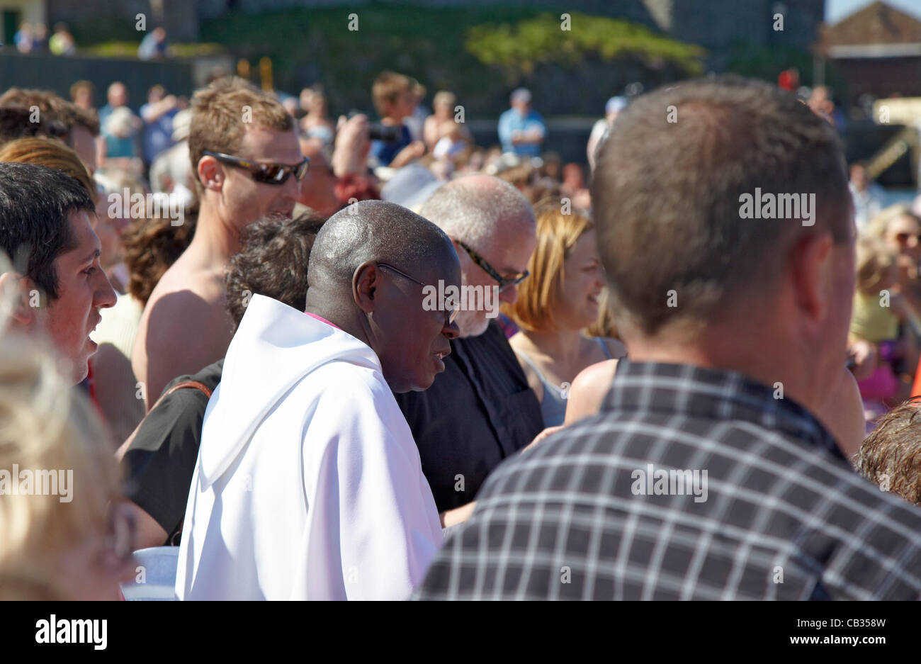 Le Dr John Sentamu, archevêque de York, à l'île de Man baptême Eglises sur la plage dans la région de Peel, à l'île de Man, 27 mai 2012 Banque D'Images