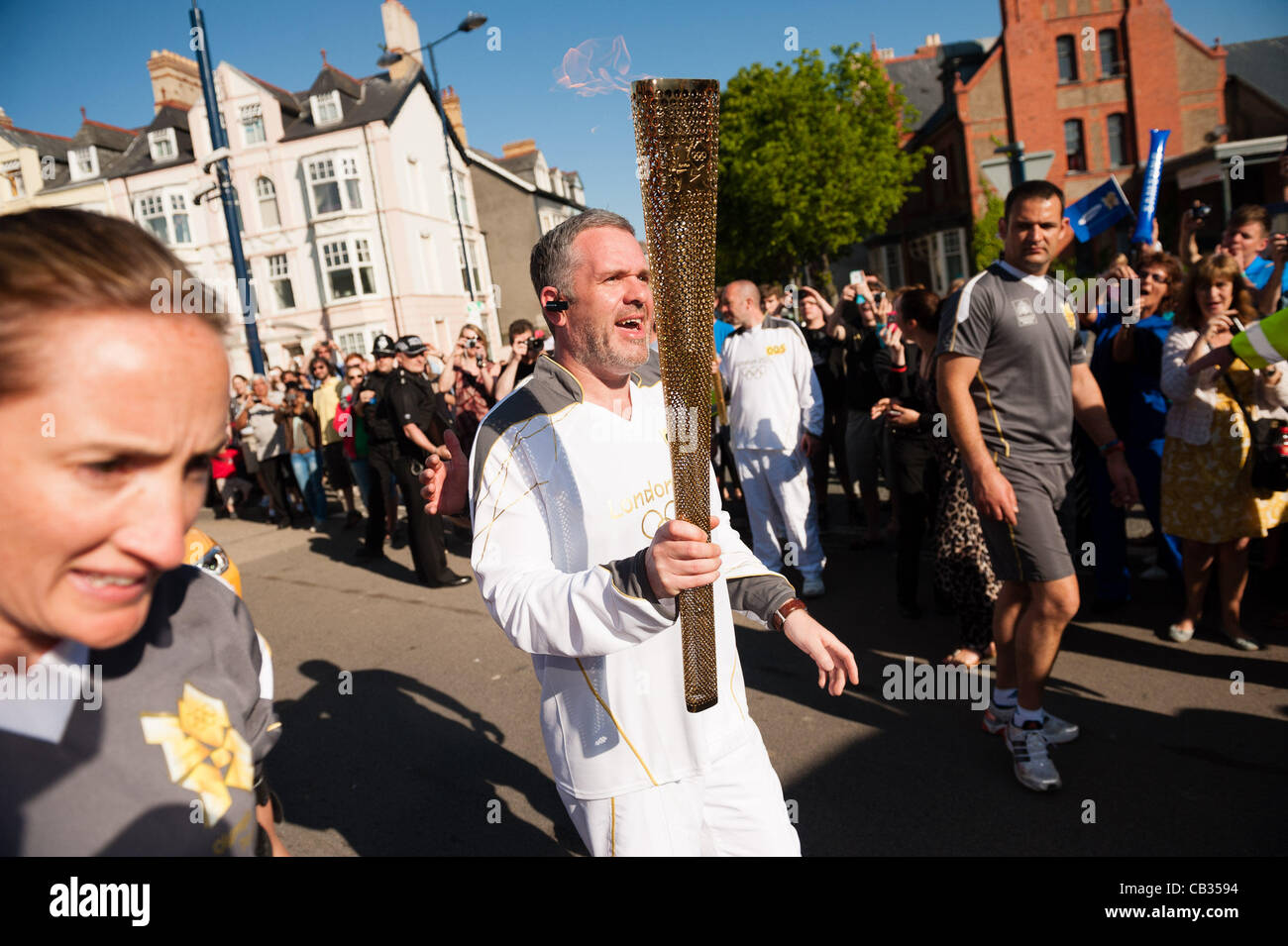 Au jour 10 du relais de la flamme olympique dans le Royaume-Uni, la Radio 1 DJ Chris Moyles porte la torche enflammée emblématique de Aberystwyth, à mesure qu'il continue son voyage à Bangor dans le Nord du Pays de Galles Aberystwyth, Pays de Galles, Royaume-Uni 28 Mai 2012 Banque D'Images