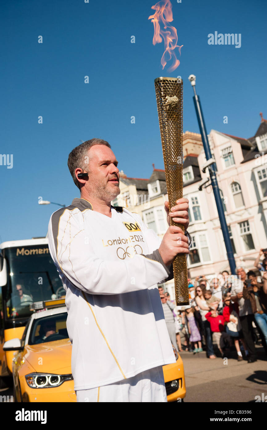 Au jour 10 du relais de la flamme olympique dans le Royaume-Uni, la Radio 1 DJ Chris Moyles porte la torche enflammée emblématique de Aberystwyth, à mesure qu'il continue son voyage à Bangor dans le Nord du Pays de Galles Aberystwyth, Pays de Galles, Royaume-Uni 28 Mai 2012 Banque D'Images