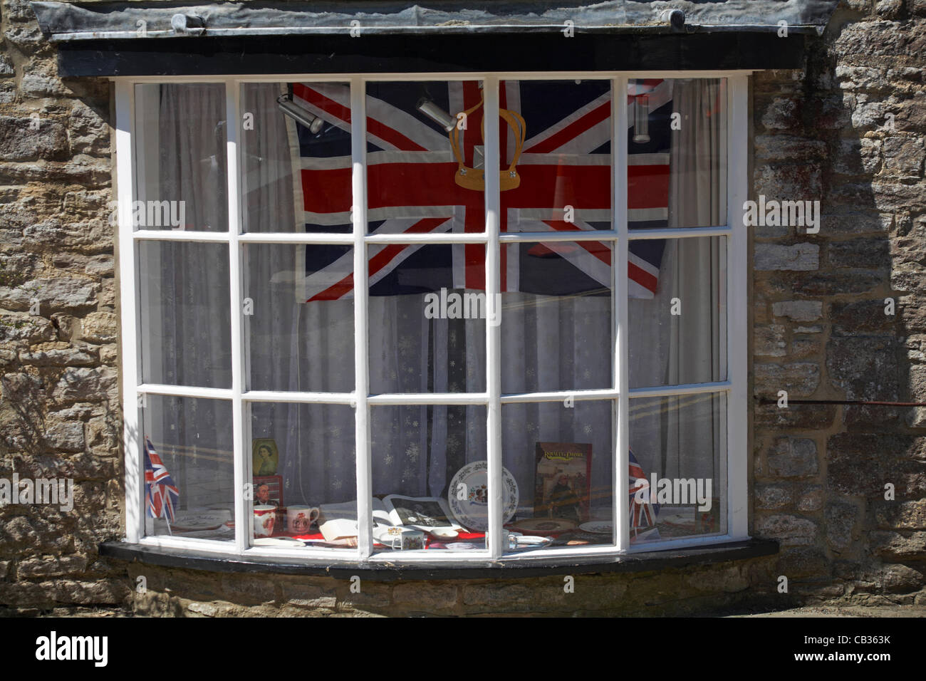 La préparation de la 60e Queen's Diamond Jubilee à Corfe Castle, Dorset UK - royal memorabilia et Union Jack flag dans la fenêtre Banque D'Images