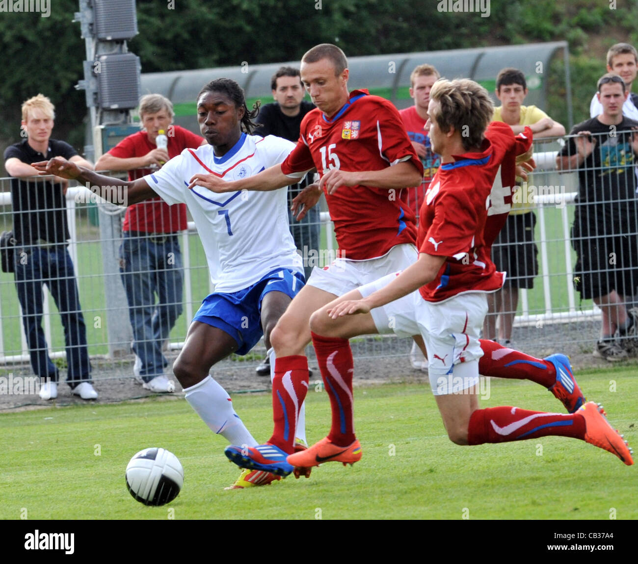 Tournoi de qualification pour l'EURO U19 : la République tchèque contre les Pays-Bas à Prague, République tchèque le 27 mai 2012. Simon Falta (milieu), Filip Twardzik (droite) de la République tchèque et la Jordanie Botaka des Pays-Bas. (Photo/CTK Stanislav Peska) Banque D'Images