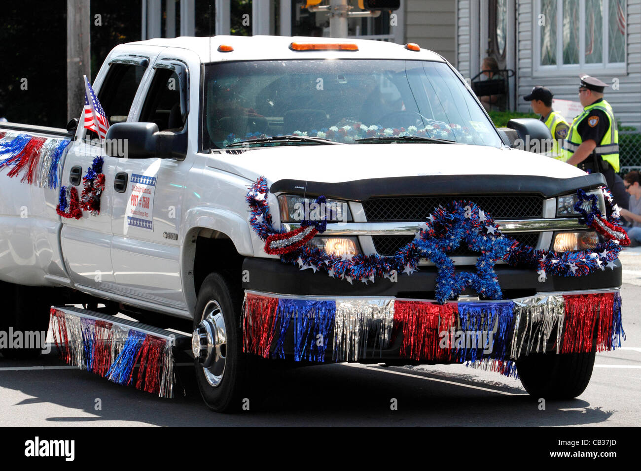 Décoré d'une camionnette en rouge, blanc et bleu représentant les anciens combattants des guerres étrangères dans un mémorial Day Parade. Banque D'Images
