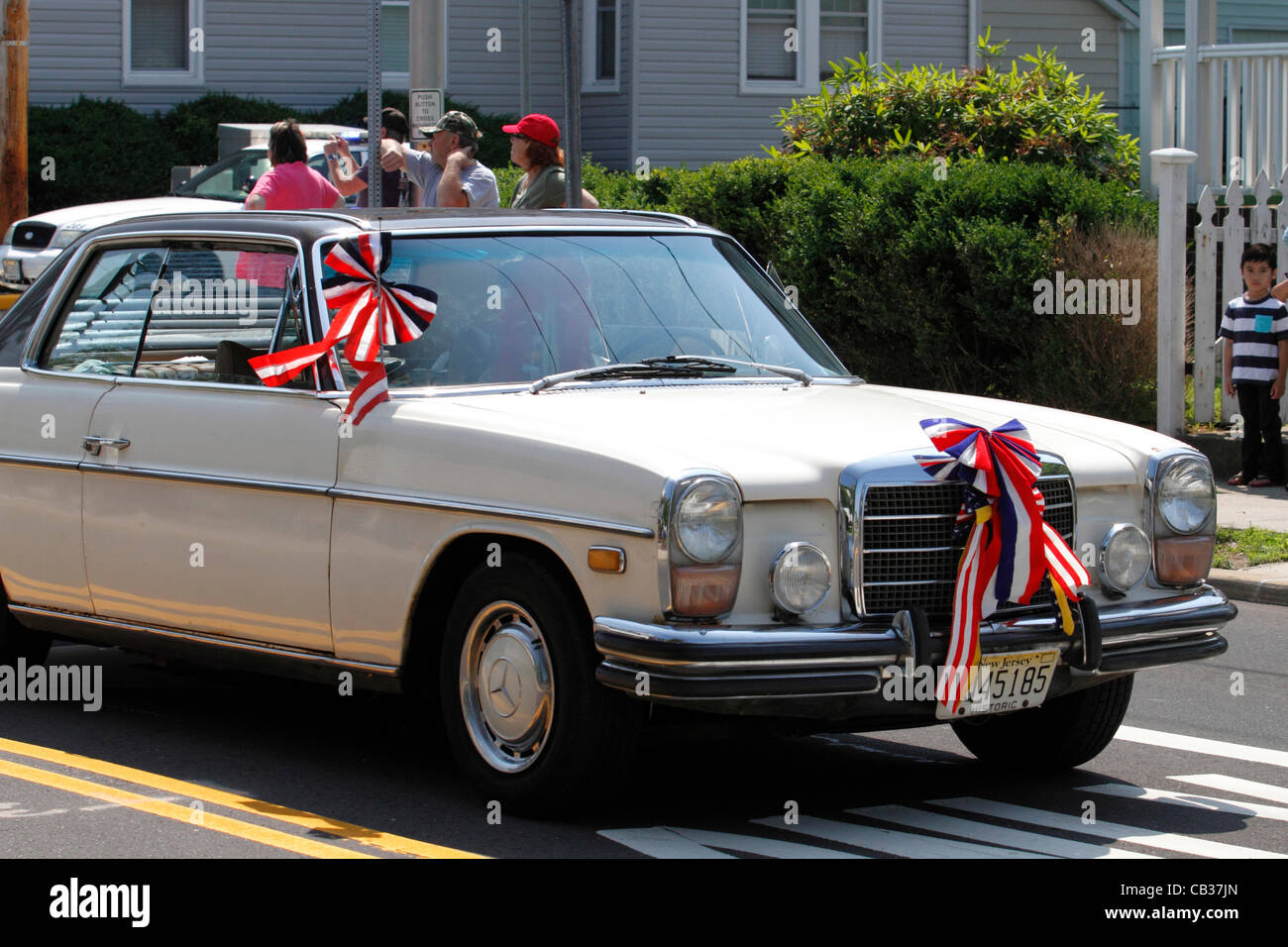 Vintage Mercedes Benz décorées de rouge, blanc et bleu rubans dans Memorial Day Parade. Banque D'Images